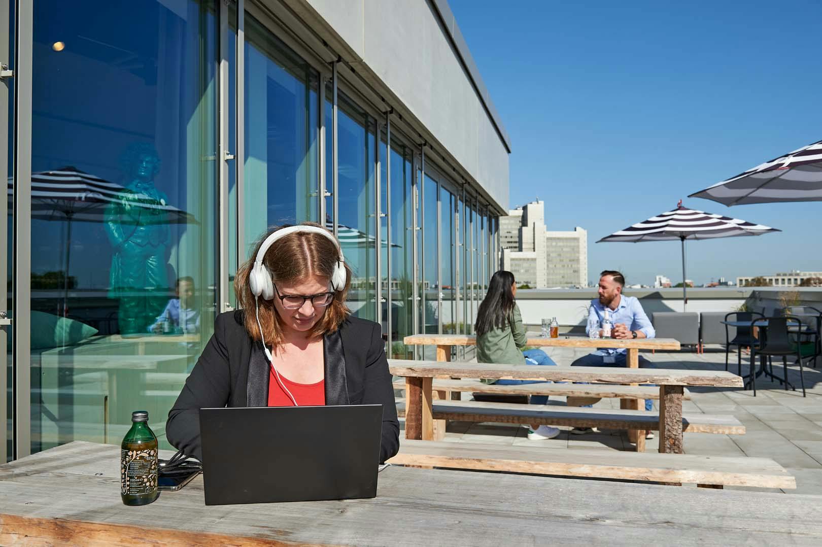 Coworking Spaces bieten Flexibilität außerhalb von Headquarter und Homeoffice Design Offices 