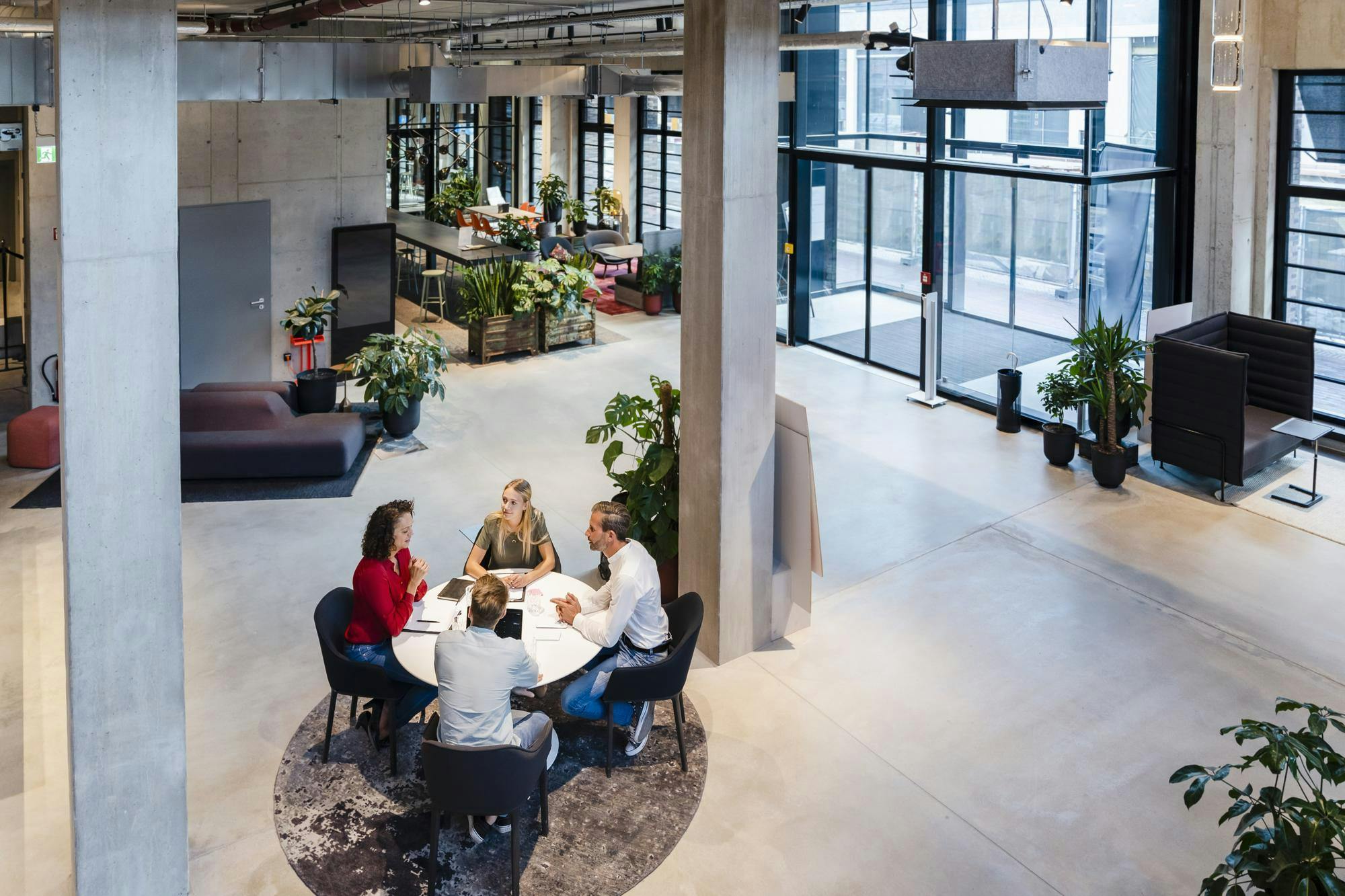 DO.Lounge Coworking Menschen Team Besprechung Design Offices