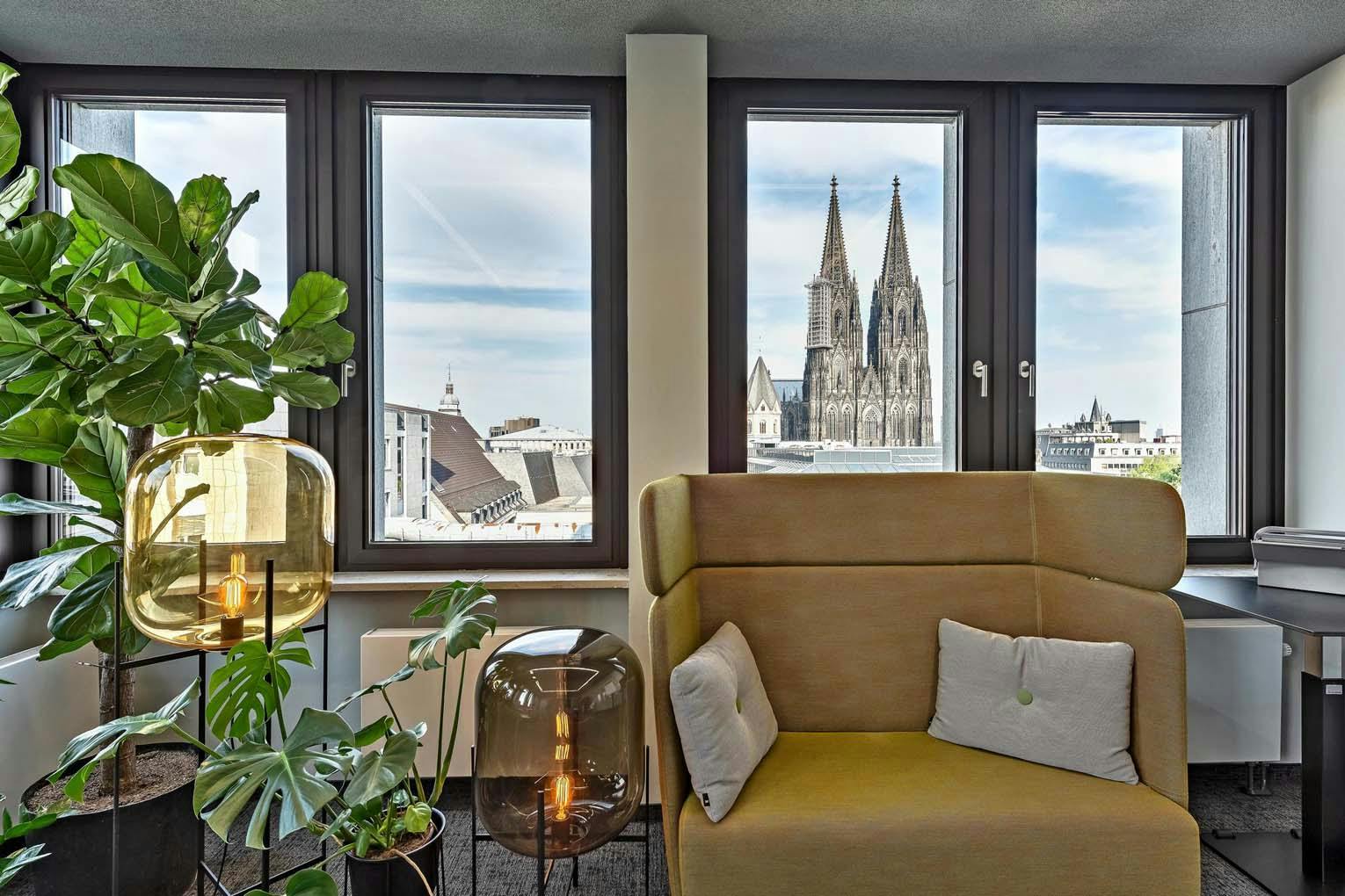 Büro Köln Sessel Pflanze Lampe Ausblick Kölner Dom Design Offices